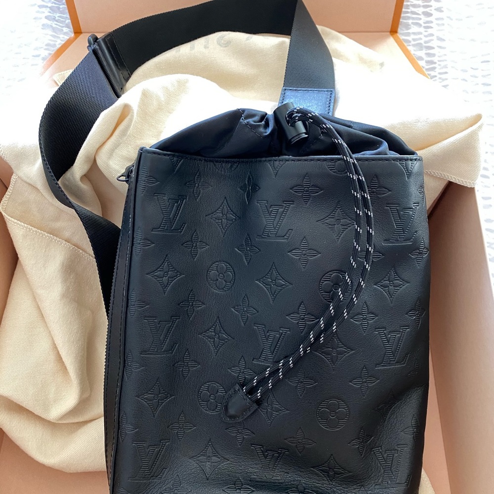 Louis Vuitton Chalk Sling.M.Shadow..Noir